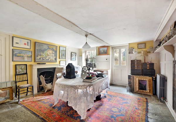 8. Обеденная комната, расположенная в подвальном этаже, гораздо меньше, но зато она заполнена предметами искусства и мебелью в георгианском стиле