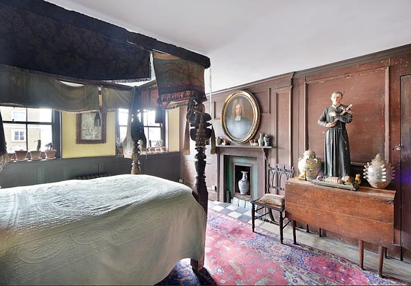 11. А в этой кровать с пологом на четырёх столбиках и статуя с крестом