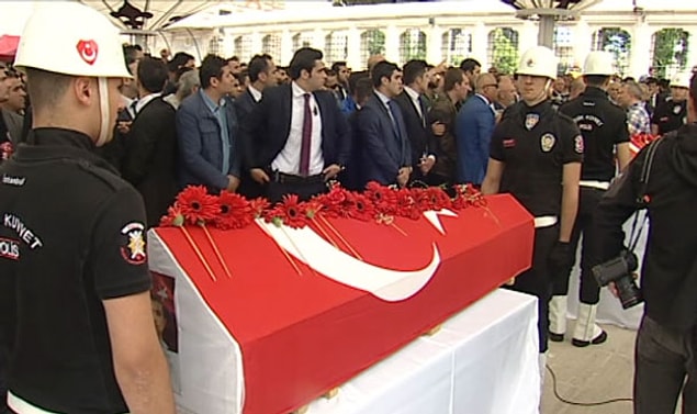 Çelengin yazısı birkaç kişi tarafından sökülüp yere atıldı...