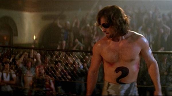 14. Escape from New York filminde Kurt Russell'ın ikonik yılan dövmesi.