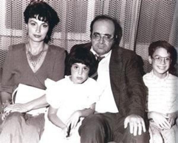 Ünlü gazeteci Uğur Mumcu ile siyasetçi eşi Güldal Mumcu'nun ilk çocukları olan Şinası Özgür Mumcu, 1977 yılında İstanbul'da dünyaya gözlerini açtı.