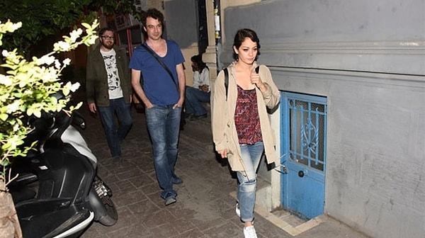 Uzun süredir oyuncu Sezin ile aşk yaşayan Özgür, geçtiğimiz gece Cihangir'de sevgilisiyle yürürken görüntülendi.