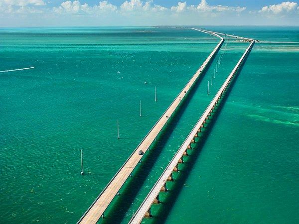 2. Florida'yı yakınlarındaki ufak Florida adacıklarına bağlayan deniz üstü otoyolu toplam 181 km. Bu okyanyus, çam ve palmiye ağaçları manzarasıyla süslenmiş yolda seyahat ederken toplam 42 köprünün üzerinden geçiliyor.