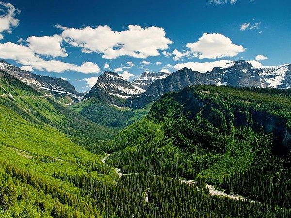 3. Montana'da buzul göllerinin, sedir ormanlarının ve Alp tundrasının içinden uzayıp giden bu yolun adı Güneşe Giden Yol.
