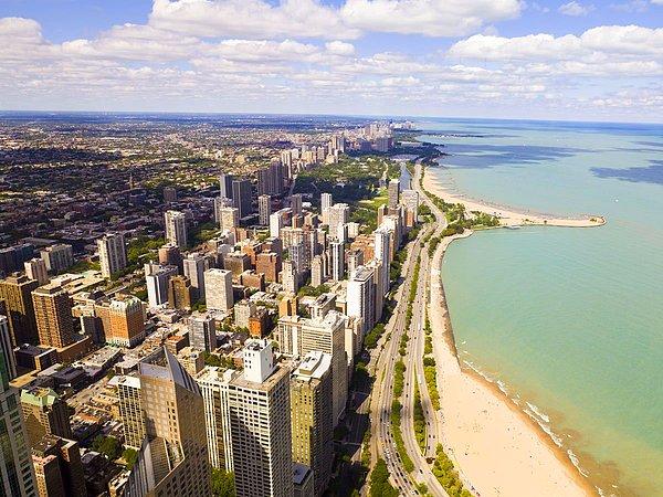 4. Chicago Göl Kenarı Caddesi, üzerinde yolculuk yapanlara bir tarafında şehrin binalarının heybetini diğer tarafında ise plajın sakinliğini sunuyor.