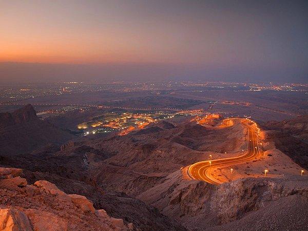 10. Abu Dabi'deki Jebel Hafeet dağına tırmanan dağ yolunu sabah erken saatlerde veya gün batarken geçerseniz inanılmaz manzaralarla karşılaşacaksınız.