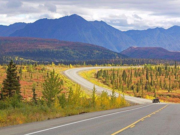 9. Alaska Denali Milli Park'ına giden bu yol 1957'de hizmete açılmış. Alaska Sıradağları üzerinde el değmemiş vahşi dünyanın içinden geçiyor.