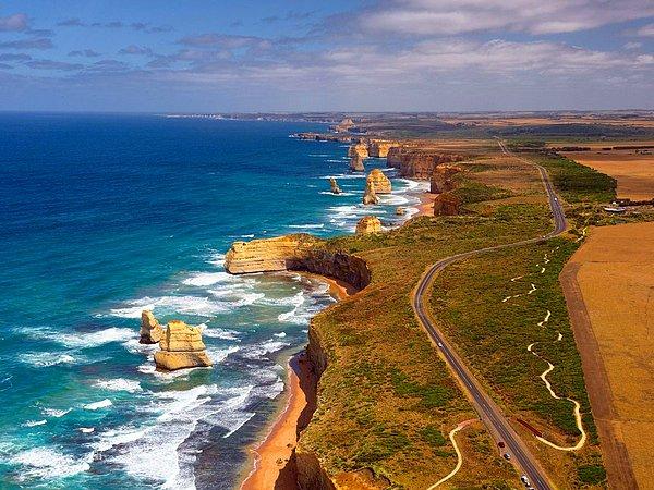 11. Avustralya'daki bu okyanus kenarı yolu Dünya'nın en meşhur okyanus manzarasına sahip seyahat rotalarından birisi. Yol üzerinde sörf noktaları, deniz kenarı kasabaları, plajlar ve deniz fenerleri var.