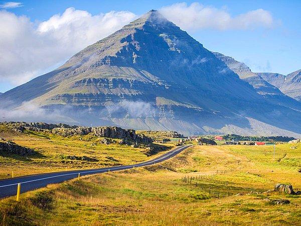 15. Route 1 İzlanda'nın hemen hemen bütün yerleşkelerini birbirine bağlayan bir ring yolu. Yolda karşınıza buzul gölleri, siyah kum plajları, buz dağları, sıcak su kaynakları, martılar ve balianalar çıkabilir.