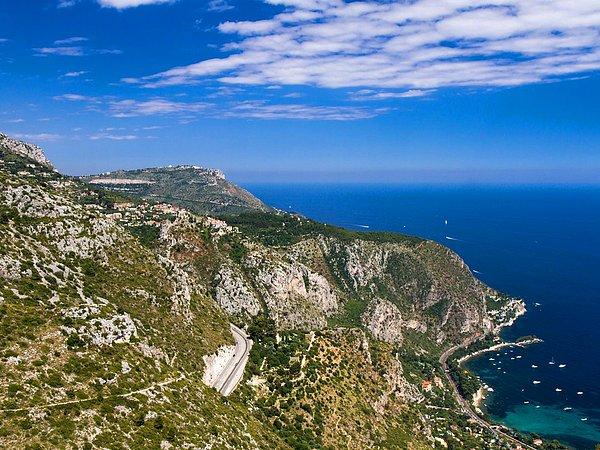 17. Nice ve Monako arasında dağların içinden geçen bu baş döndürücü yol üzerinde Fransa'nın köy kasabaları ve çam ağaçlarının manzarası inanılmaz bir manzara keyfi sunuyor.