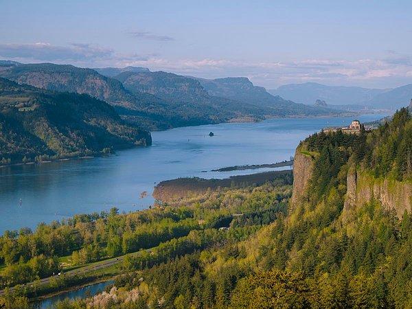 18. Amerika'nın manzara yolu olarak tasarlanmış ilk otoyolu olan Tarihi Columbia Nehir Otoyolu, Oregon eyaletindeki aynı isimli nehrin vadisine 1913-1922 yılları arasında inşa edilmiş.