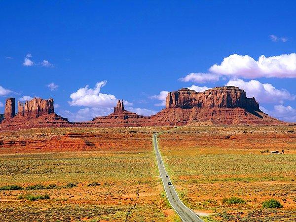 26. 163 No'lu otoyol Arizona'dan Utah Abidesi Vadisi'ne kadar uzanır, yol üzerinde uçsuz bucaksız bir çöl ve kızıl kayalar var.
