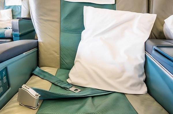 3. Evet, uçaktaki yastıklar ve battaniyeler bazen malesef 'tertemiz' olmayabiliyor.