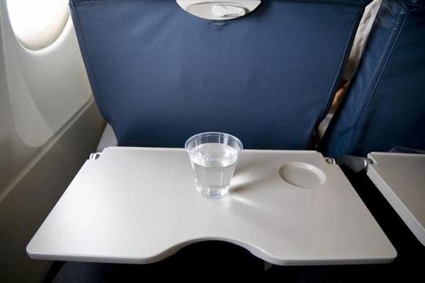 4. Uçakta çay, kahve ve şişede olmayan herhangi bir içme suyundan uzak durun!