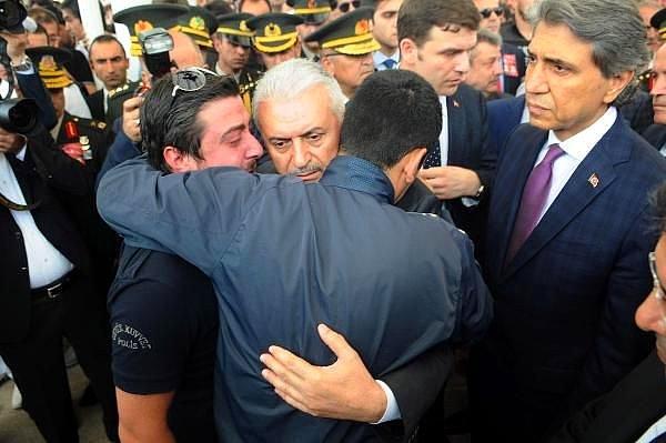 Bu isimlerden biri olan 29 yaşındaki Tunç Ezer adlı kişinin Başbakan Binali Yıldırım’a sarılarak ağladığı...
