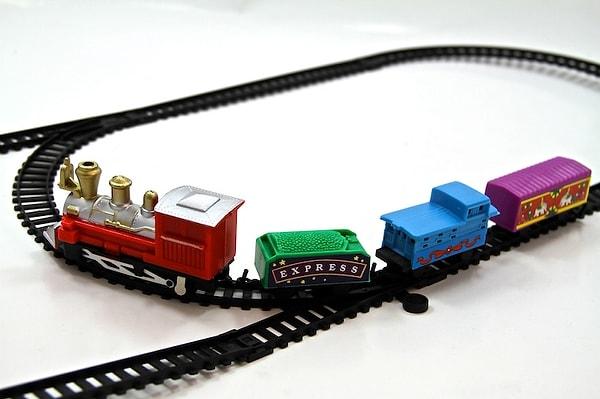 3. Ya da basit bir tren oyuncağı vardır.