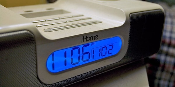 4. Поставьте будильник на время, когда вам пора ложиться спать