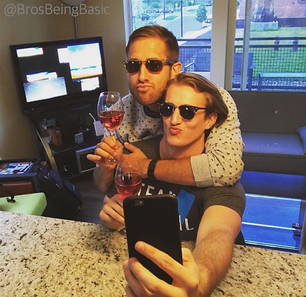 2. Его владельцы делятся снимками, на которых они позируют а-ля девушки.