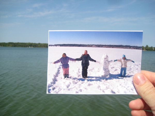 11. Снеговик на покрывшемся льдом озере.