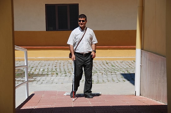 Öğrencilerinin 'Yolunu Aydınlatıyor': Görme Engelli Menderes Öğretmenin Hikâyesi