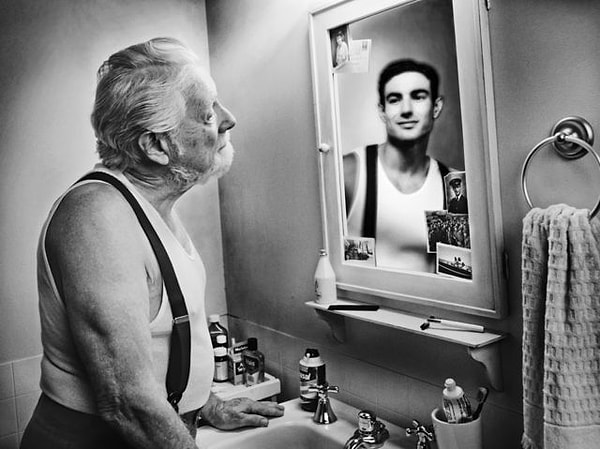 4. Начинаем усложнять... Если Рома, смотря на зеркало, будет держать левое ухо правой рукой, то в отражении он увидит себя, держащегося за правое ухо левой рукой. Так ли это?