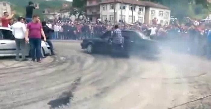 Ne Güzel Eğleniyorduk: Drift Yaparken Kaza Yapıp Birbirlerine Giren İnsanlar