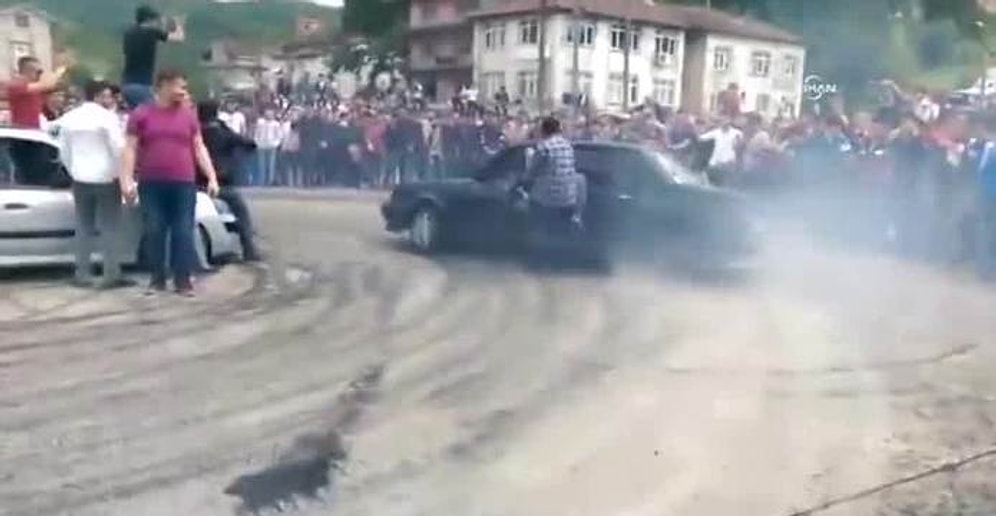 Ne Güzel Eğleniyorduk: Drift Yaparken Kaza Yapıp Birbirlerine Giren İnsanlar