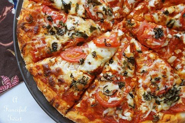 Pizza gibi bir yemeğin yapılması için domates sosunun icat edilmesi gerekiyordu ve ve bu ancak Kolomb'un yeni dünya'ya yolculuğunun ardından domateslerin İtalya'ya tanıtılmasından sonra gerçekleşebilirdi. O zaman bile yerleşik bir diyete girmeleri yaklaşık 150 yıllarını almıştı.
