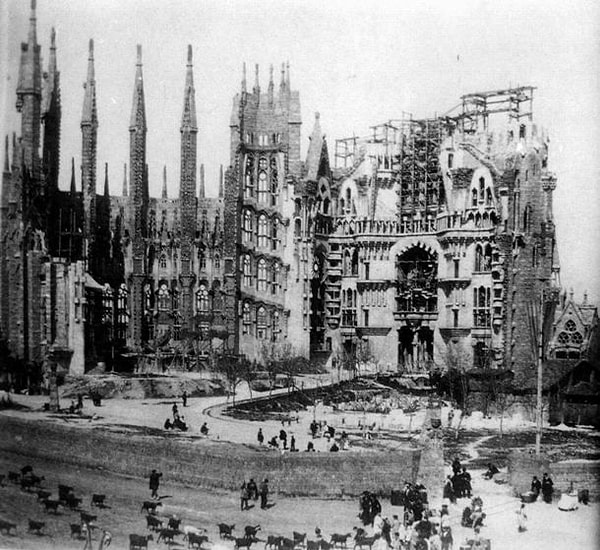 21. Храм Святого Семейства, Барселона, Испания (1882 – 2028 - предполагаемая дата окончания строительства)