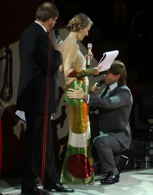 6. Андрей Малахов не преминул поспешить поздравить звезду с интересным положением и даже поцеловал ее в животик