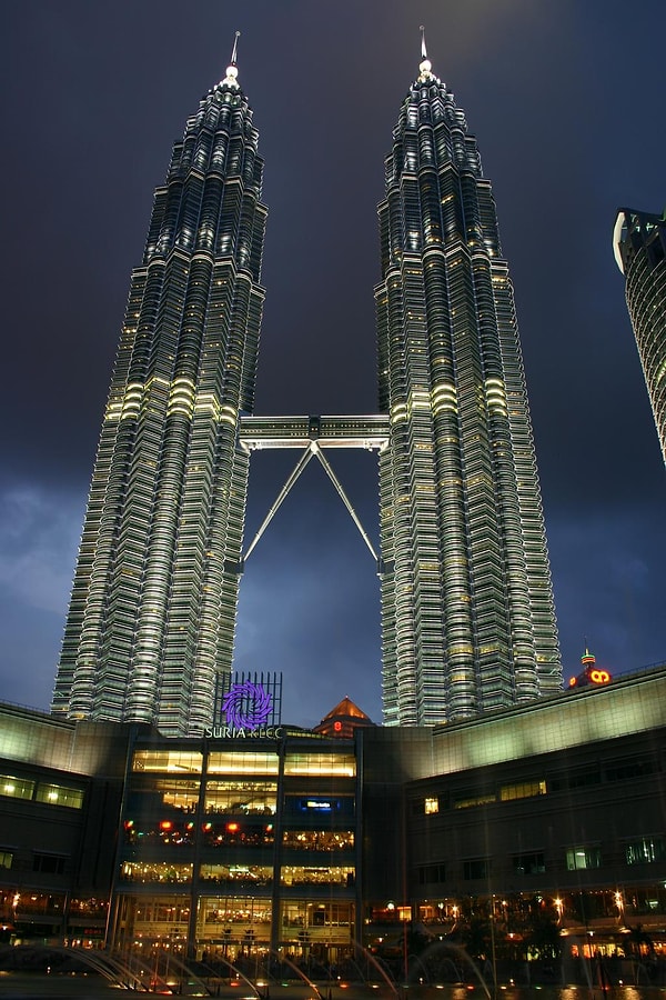 5. Башни Петронас, Куала-Лумпур, Малайзия (1993 – 1996)