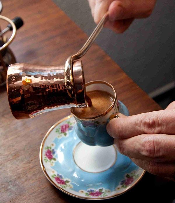 Türk kahvesinin yapılışı kadar nasıl servis edildiği de çok önemli. Taban kısmı geniş, ağzı dar bir fincan tercih edin. Geniş taban sayesinde telve ağza gelmez; dar ağız sayesinde ise köpük uzun süre dayanır.