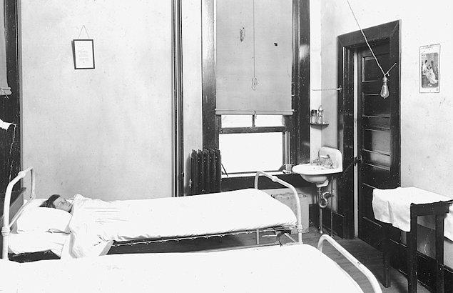 Semmelweis'ın çalıştığı yerde doğum yapılması için iki farklı klinik bulunuyor.