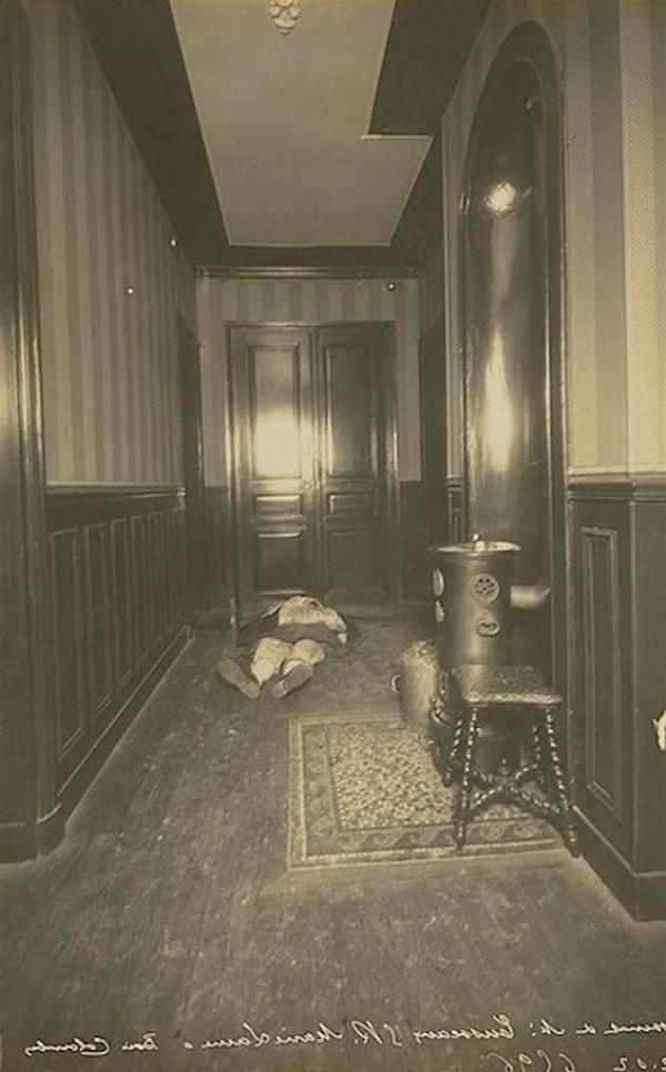 6. Koridorun sonunda yatan ceset ise bıçaklanarak ölümle tanıştı.