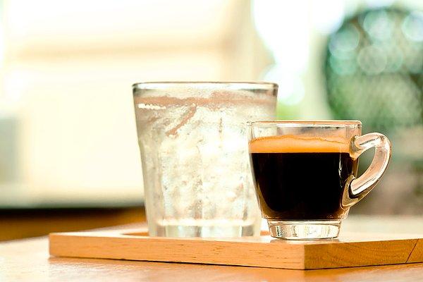 7. Dünya üzerinde bir günde yaklaşık olarak 2.5 milyar bardak kahve içilir