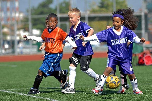 Peki çocukların sağlıklarını korumaları için bireysel egzersiz yapmaya mı yoksa rekabet içeren spor dallarına mı yönlendirmeliyiz?