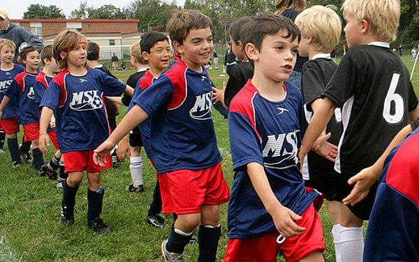 Rekabet içerikli sporların çocukların kişiliğine ve psikolojilerine sadece olumsuz etkileri olduğunu düşünmek de yanlış olur.