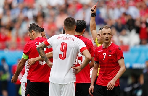 Turnuva'nın ilk kırmızı kartı Arnavutluk Milli Takımı'nın kaptanı Lorik Cana'ya çıktı