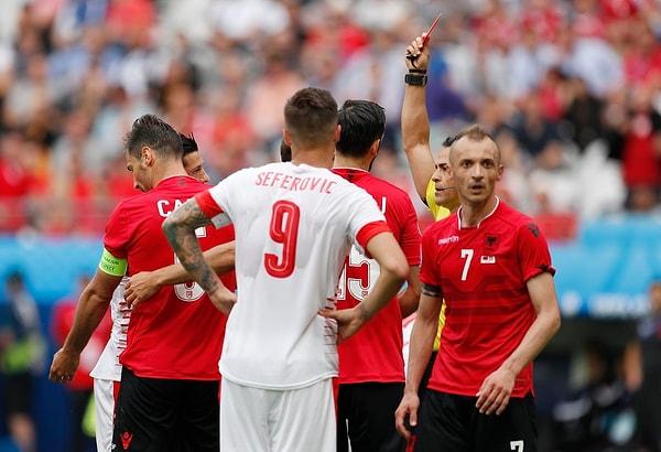 Turnuva'nın ilk kırmızı kartı Arnavutluk Milli Takımı'nın kaptanı Lorik Cana'ya çıktı