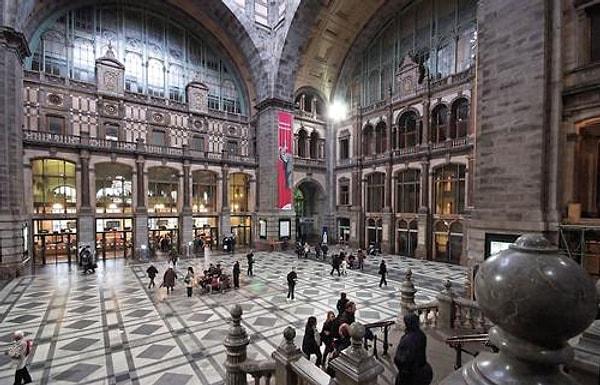 Belçika'nın fazla bilinmeyen bir şehri olan Antwerp'teki bir tren istasyonunun rezilliğini fotoğrafta görüyorsunuz:
