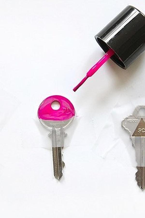 9. Benzer görünen anahtarlarınızı ayırt edebilmek için ojeyle boyayın.