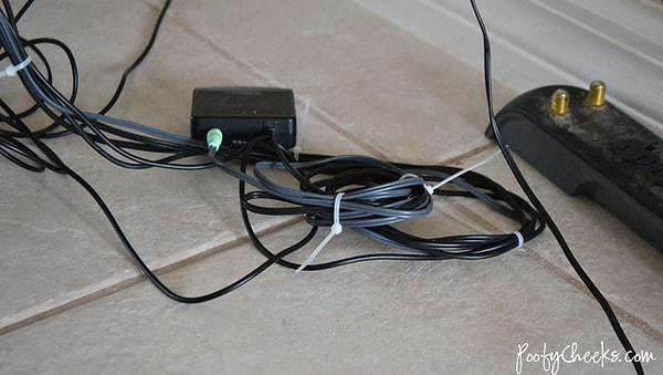 8. Uzun kabloların yarattığı dağınıklığı önlemek için kablo kelepçeleri kullanın.