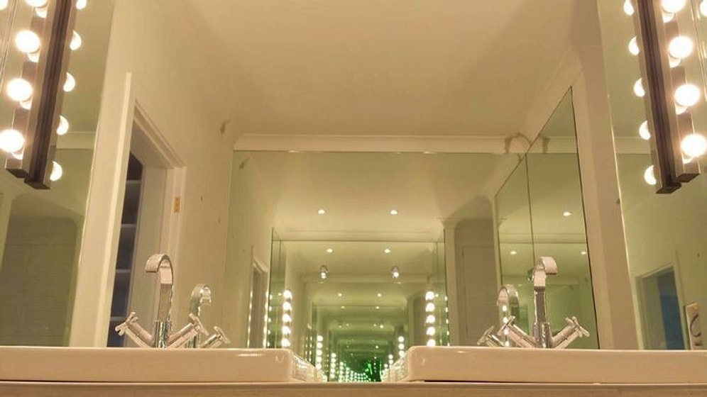 Herkesin Aklına En Az Bir Kere Gelen O Soruyu Yanıtlıyoruz! Aynanın Gerçek Rengi Nedir?