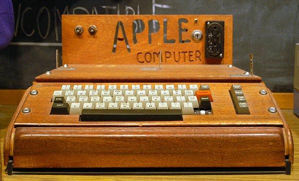 1. Şirketin ilk ürünü olan Apple I, aslında yalnızca bilgisayar meraklılarına yönelik piyasaya sürülmüş, bir işlemci ve biraz da hafızadan oluşan bir anakarttı.