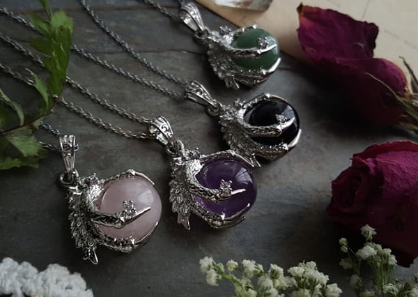 2. Эти драконьи лапы держат кристаллы так же крепко, как ты будешь держать Семь Королевств