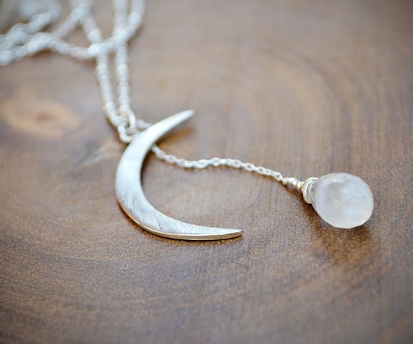 9. Ожерелье с лунным камнем и полумесяцем