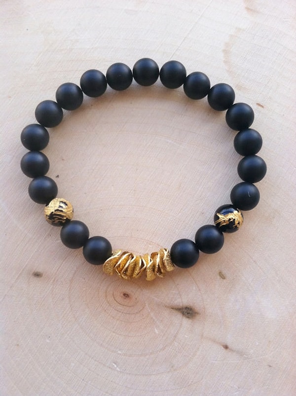 21. Браслет из бусин с драконьим мотивом