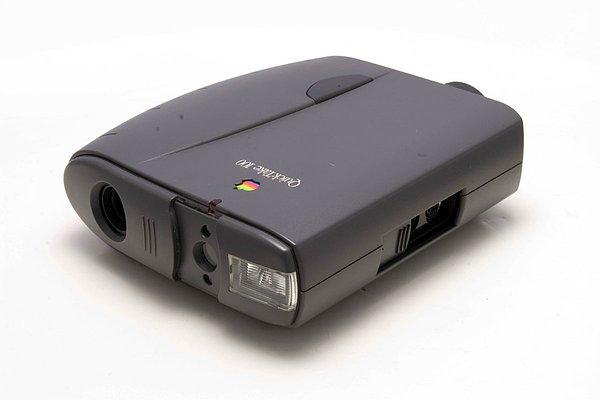 9. Sculley sayesinde, Apple başka cihazlar da ürettiler, mesela bu QuickTake dijital fotoğraf makinesi...