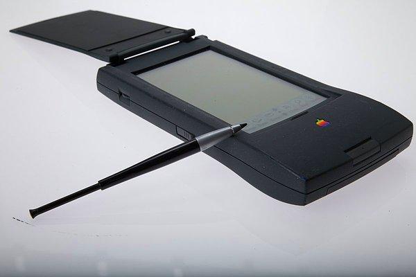 12. Sculley halen CEO iken, Apple, Newton Messagepad adlı kişisel asistan donanımını da piyasaya sürdü.