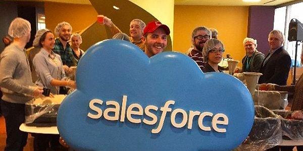 4. Salesforce şirketi çalışanları ise yılda 6 gün 'gönüllülük çalışması' yapmaları için ücretli izin alıyor ve bununla birlikte her birine istedikleri STK'ya bağışlamaları için 1000 dolar veriliyor.